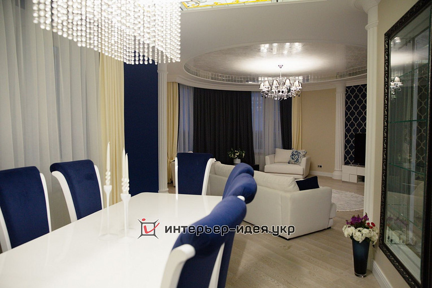 Фото реализации дизайна классической гостиной цвета индиго