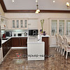 Фото белой кухни с классической  мебелью