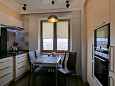 Фото ремонта кухни с светлыми фасадами и темной столешницей. Фото КВАРТИР, ДОМОВ