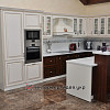 Фото белой кухни с классической  мебелью