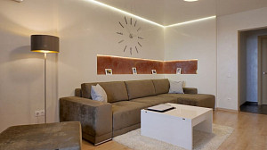Дизайн гостиной в теплых песочных цветах с использованием паркетной доски