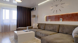 Дизайн гостиной в теплых песочных цветах с использованием паркетной доски