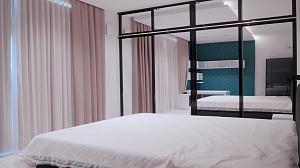Бирюзовая свежесть цвета в интерьере гостевой спальни