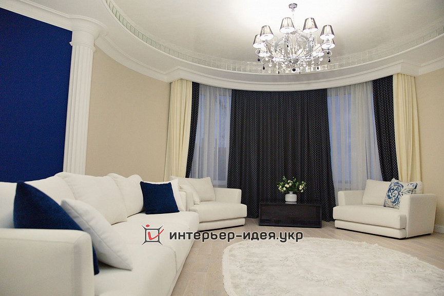 Фото реализации дизайна классической гостиной цвета индиго