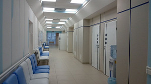 Дизайн коридора цокольного этажа Медицинского центра