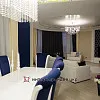 Фото реализации дизайна классической гостиной цвета индиго