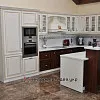 Фото білої кухні з класичними меблями